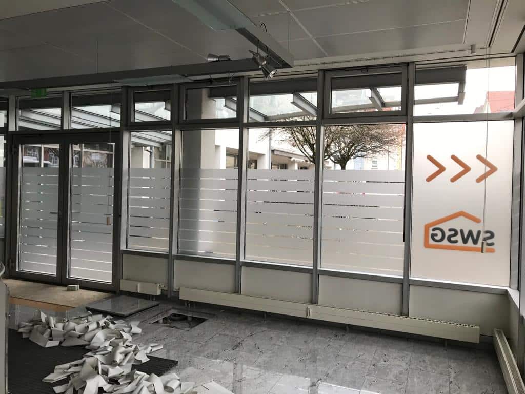 Ein Bild von den mit Sandstrahlfolie als Sichtschutz beklebten Bürofenstern unseres Kunden