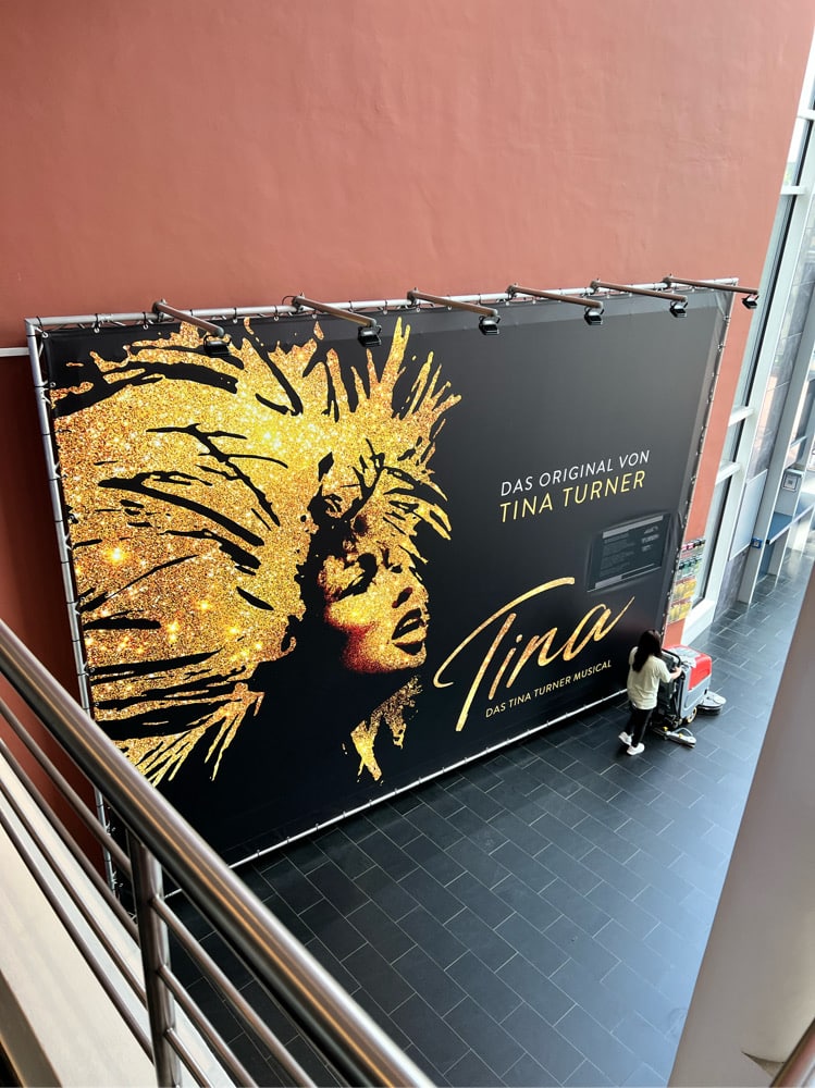 Hier sehen Sie ein großes Banner aus PVC Plane mit dem Motin TINA für das neue Musical von Stage Entertainment im Theater Foyer