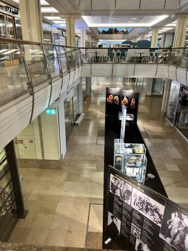 Blick von oben auf die Ausstellung in der Shopping Mall