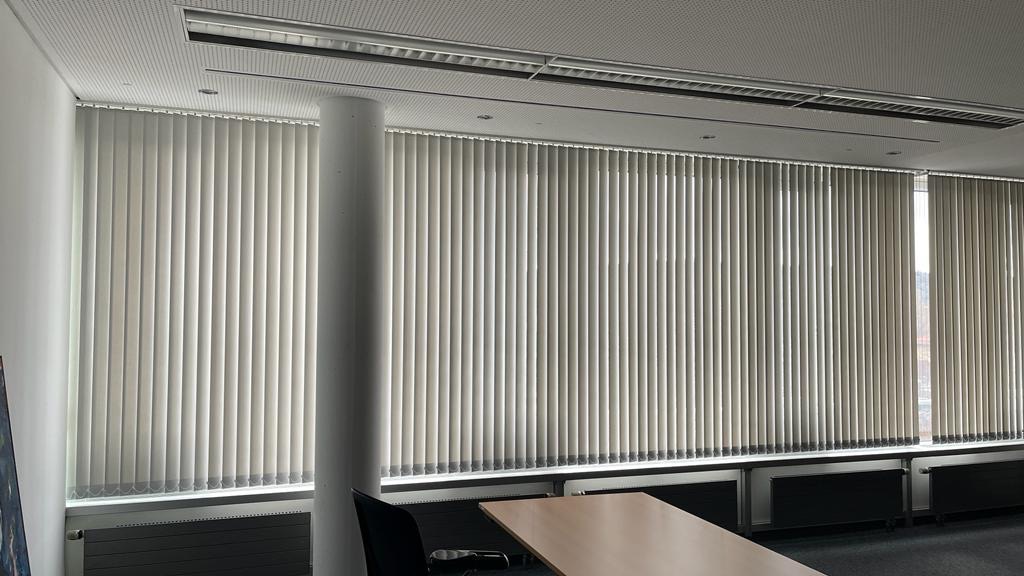 Das Foto zeigt die fertig montierten Lamellenvorhänge im Stuttgarter Büro unseres Kunden.
