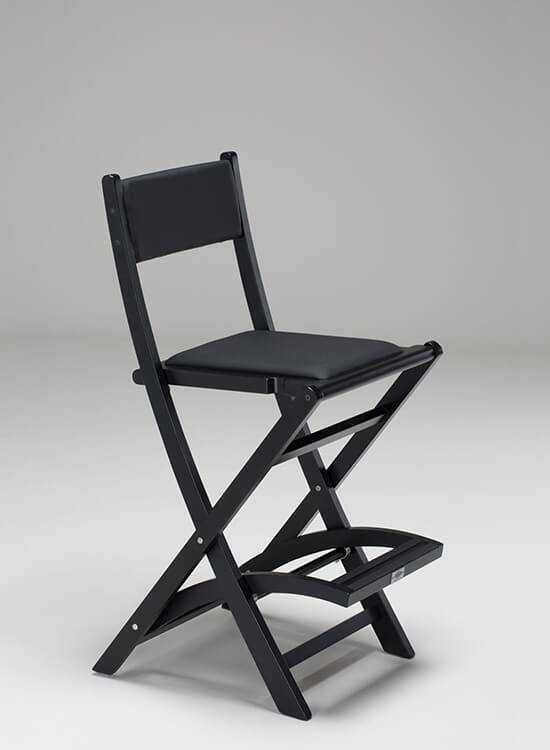 Der gepolsterte, klappbare Cantoni Stuhl S104 ist aus massivem Buchenholz gefertigt und schwarz lackiert. Er ist so konstruiert, dass er nahezu kippsicher ist.