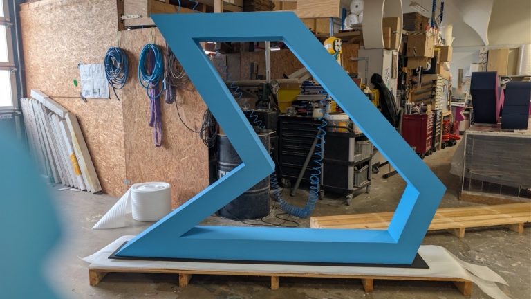 freistehendes 3D Logo aus Symbol EPS Hartschaum, Höhe 170cm