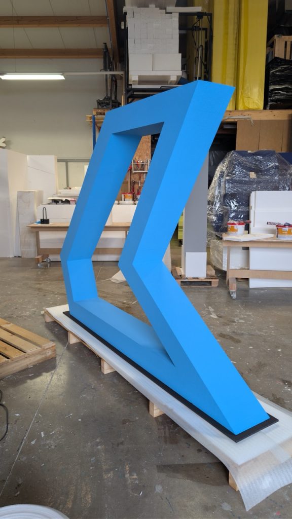 freistehendes 3D Logo aus Symbol EPS Hartschaum, Höhe 170cm
