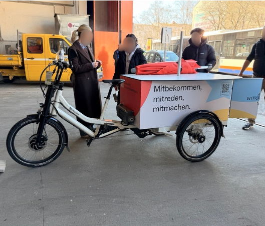 Praxisbeispiel zur Planung und Umsetzung eines Infotainment-Lastenrads in Wiesbaden, inkl. Bürgerbeteiligung, digitaler Infotainment-Lösungen und nachhaltiger Logistik.